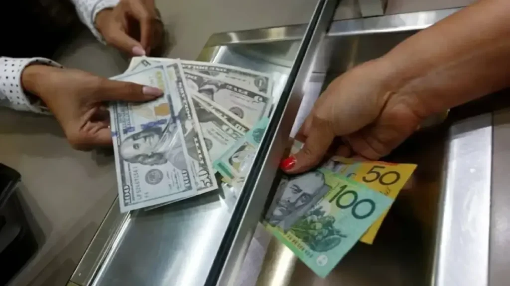 اليورو يصعد أمام الدولار وسط ضغوط السياسة الاقتصادية للرئيس الأمريكي دونالد ترامب